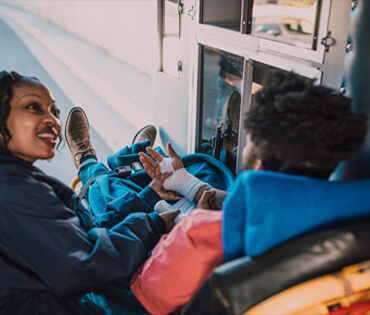 Un service de déplacement sanitaire toutes distances est essentiel pour assurer le transport médical des patients nécessitant des soins urgents ou spécialisés à domicile. À Casablanca, la demande pour de tels services est croissante, car de plus en plus de personnes ont besoin d'être transférées d'un établissement à un autre ou d'une ville à l'autre pour recevoir un traitement adapté. Ce service est particulièrement important pour les patients souffrant de maladies chroniques, de blessures graves ou de situations médicales complexes qui nécessitent des soins continus pendant le transport.